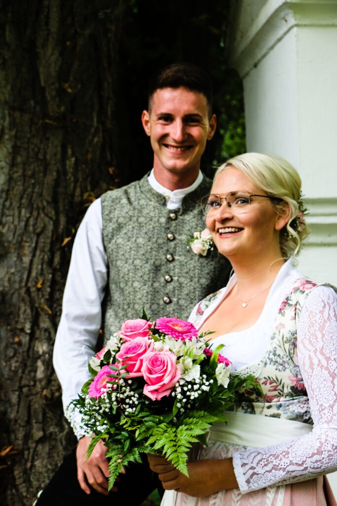 Hochzeitsreportage - Brautpaar - Kirche Jettingen - Eventlocation Edenhausen
