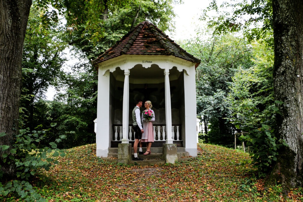 Hochzeitsreportage - Brautpaar - Kirche Jettingen - Eventlocation Edenhausen