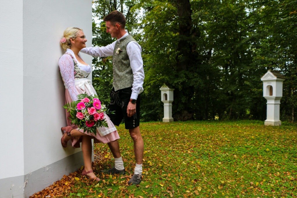 Hochzeitsreportage - Brautpaar - Kirche Jettingen - Eventlocation Edenhausen