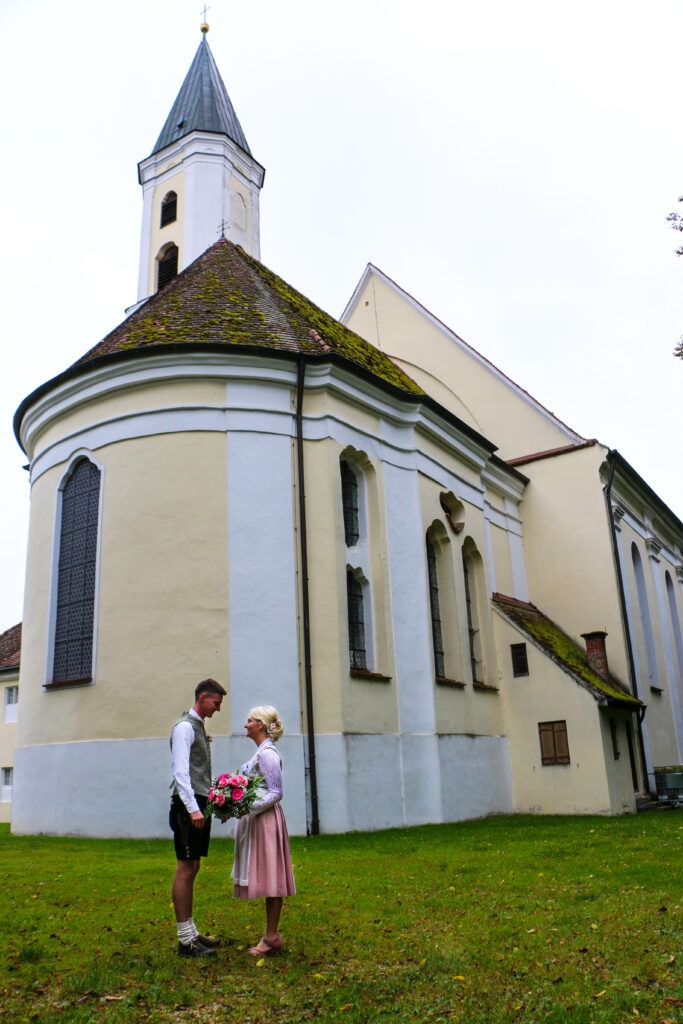 Hochzeitsreportage - Brautpaar - Kirche Jettingen - Eventlocation Edenhausen
