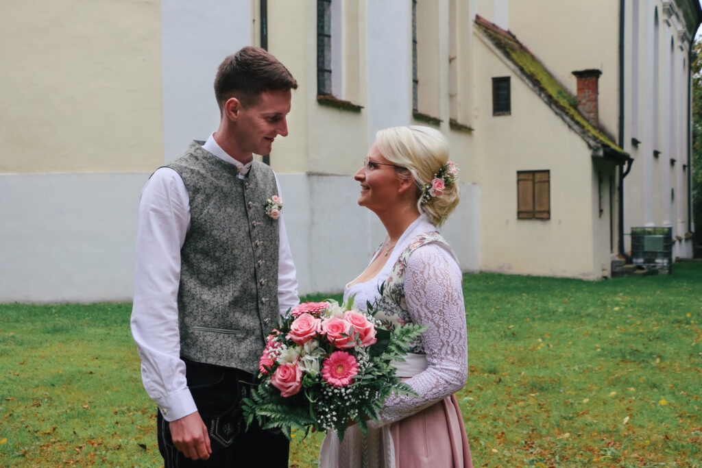 Hochzeitsreportage - Brautpaar - Kirche Jettingen - Eventlocation Edenhausen