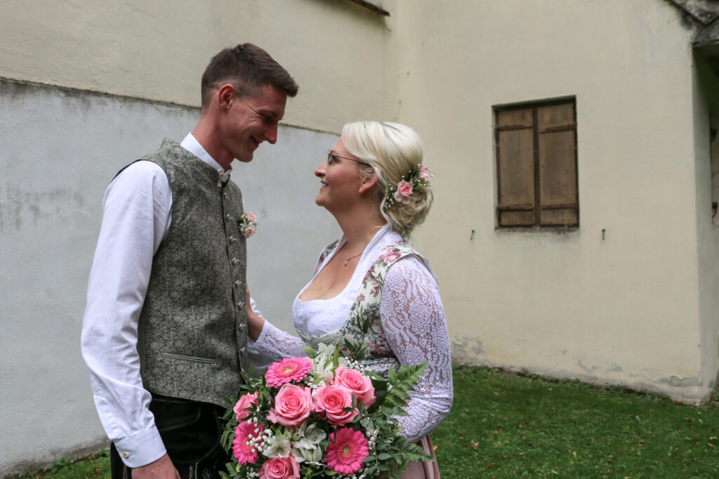 Hochzeitsreportage - Brautpaar - Kirche Jettingen - Eventlocation Edenhausen