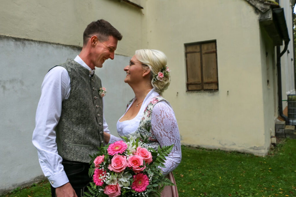 Hochzeitsreportage - Brautpaar - Kirche Jettingen - Eventlocation Edenhausen