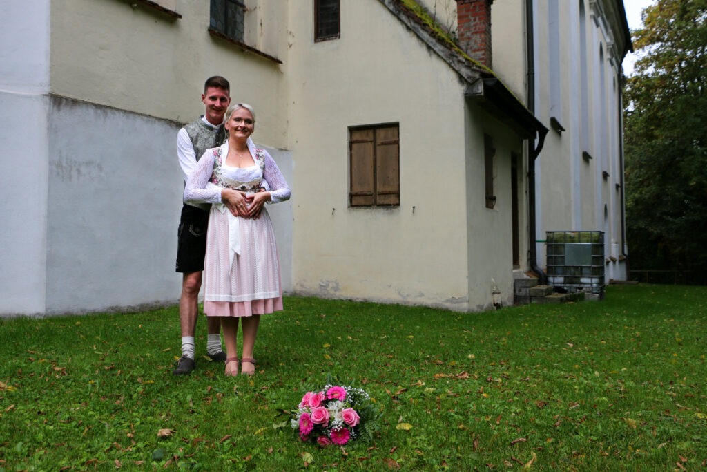 Hochzeitsreportage - Brautpaar - Kirche Jettingen - Eventlocation Edenhausen