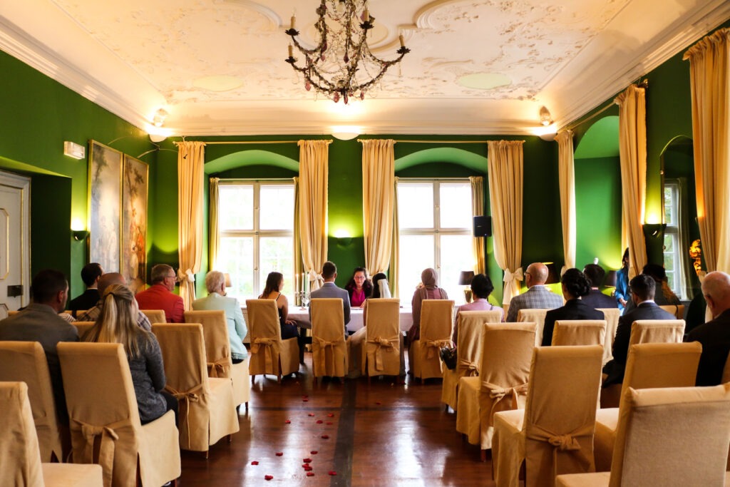 Standesamtliche Hochzeitsreportage - Brautpaar, Gäste, Standesamt, Schlossgarten, Schloss Neuburg a.d. Kammel