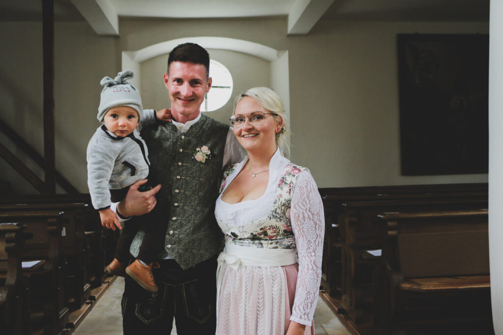 Hochzeitsreportage - Brautpaar - Kirche Jettingen - Eventlocation Edenhausen