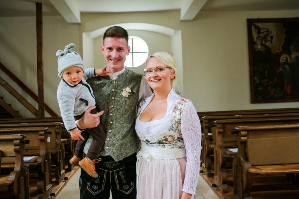 Hochzeitsreportage - Brautpaar - Kirche Jettingen - Eventlocation Edenhausen