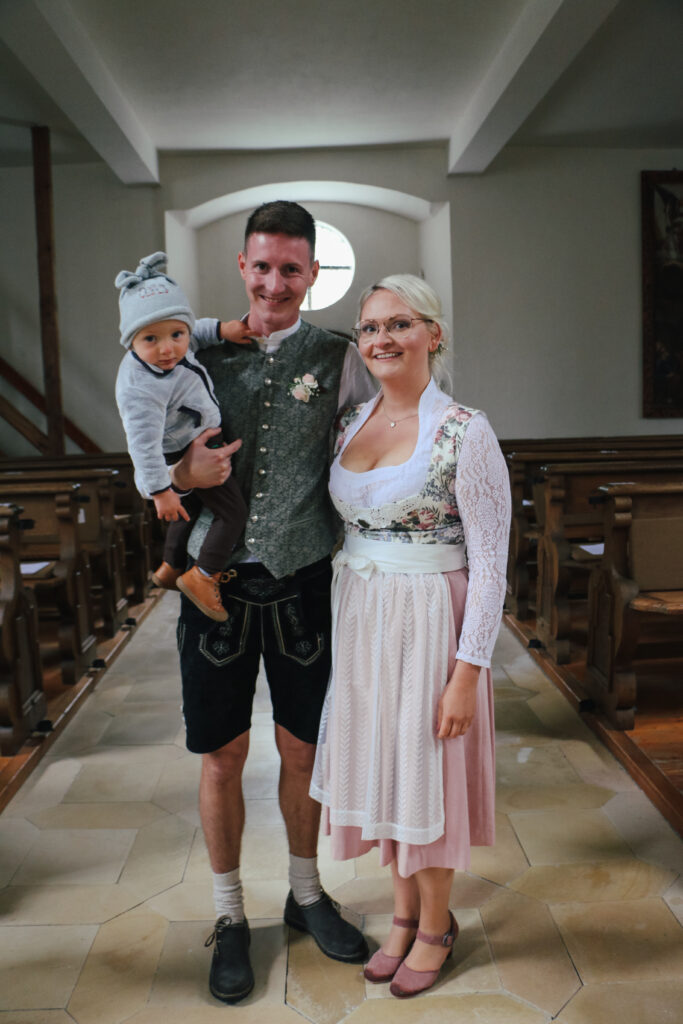 Hochzeitsreportage - Brautpaar - Kirche Jettingen - Eventlocation Edenhausen