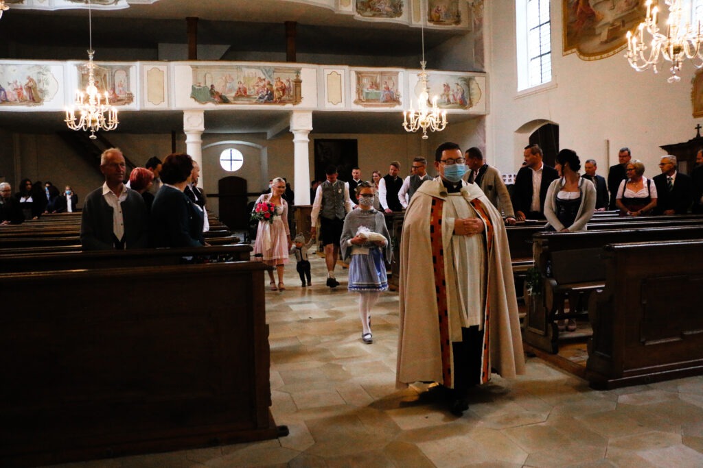 Hochzeitsreportage - Brautpaar - Kirche Jettingen - Eventlocation Edenhausen