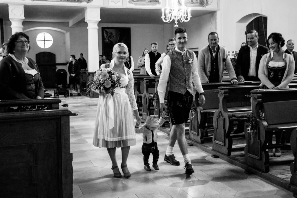 Hochzeitsreportage - Brautpaar - Kirche Jettingen - Eventlocation Edenhausen