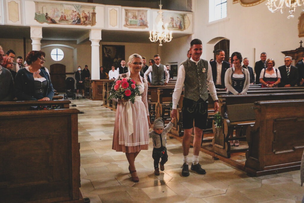 Hochzeitsreportage - Brautpaar - Kirche Jettingen - Eventlocation Edenhausen