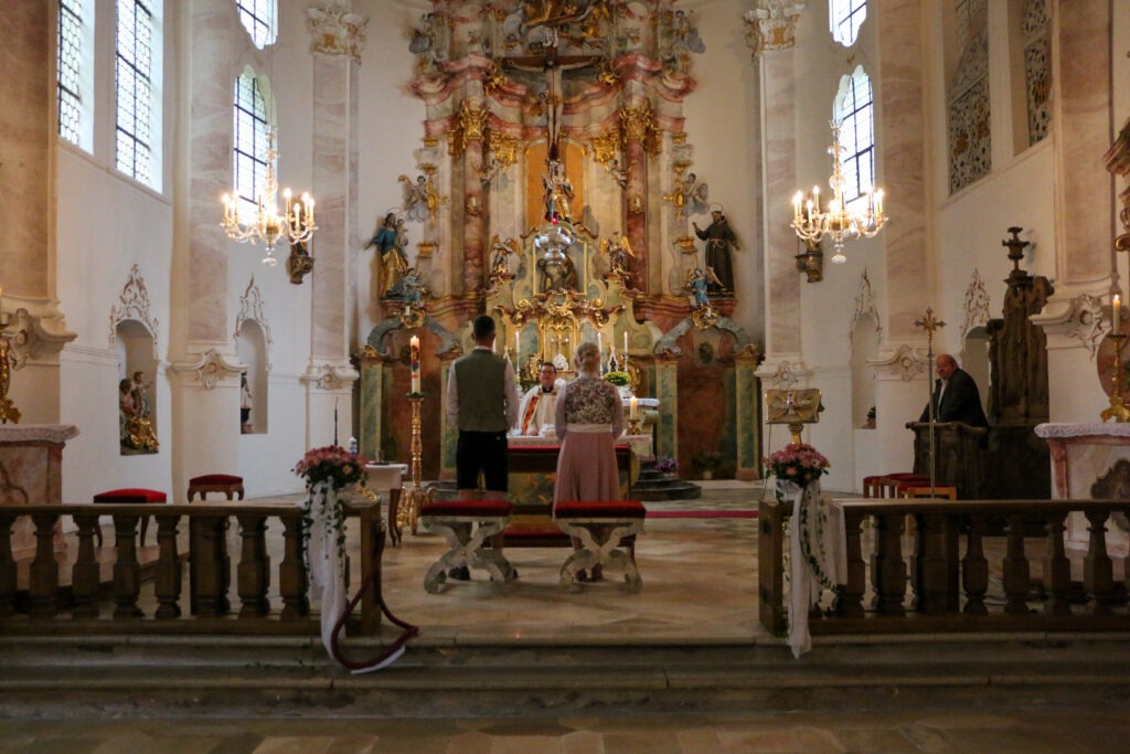 Hochzeitsreportage - Brautpaar - Kirche Jettingen - Eventlocation Edenhausen