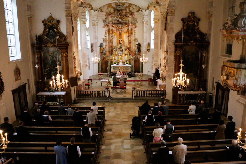 Hochzeitsreportage - Brautpaar - Kirche Jettingen - Eventlocation Edenhausen