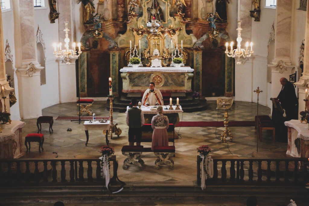 Hochzeitsreportage - Brautpaar - Kirche Jettingen - Eventlocation Edenhausen