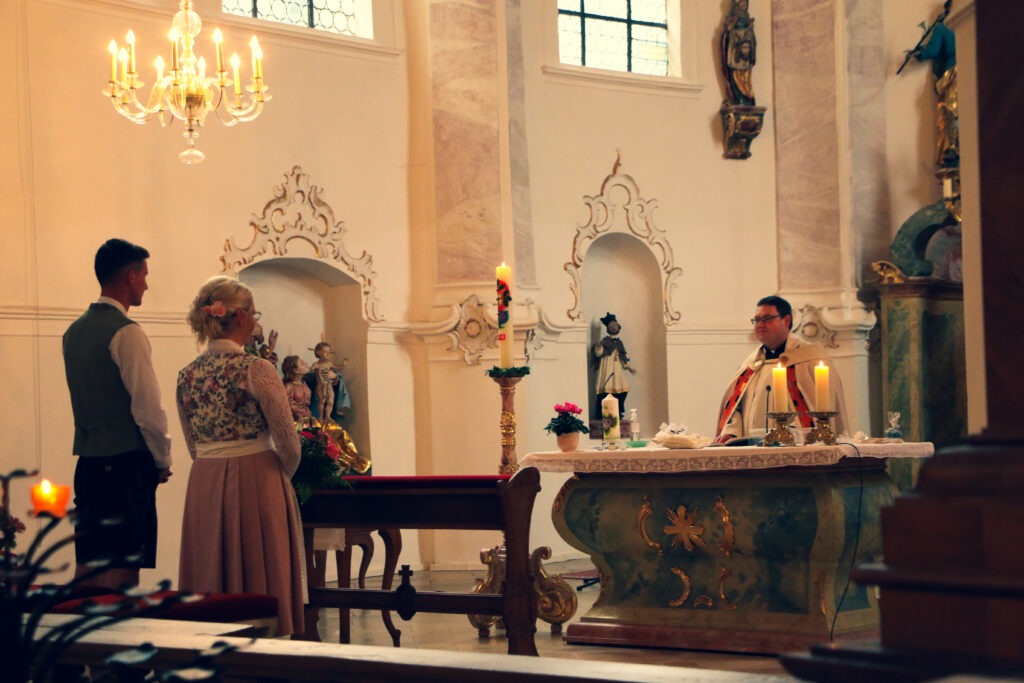 Hochzeitsreportage - Brautpaar - Kirche Jettingen - Eventlocation Edenhausen