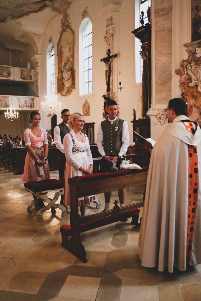 Hochzeitsreportage - Brautpaar - Kirche Jettingen - Eventlocation Edenhausen