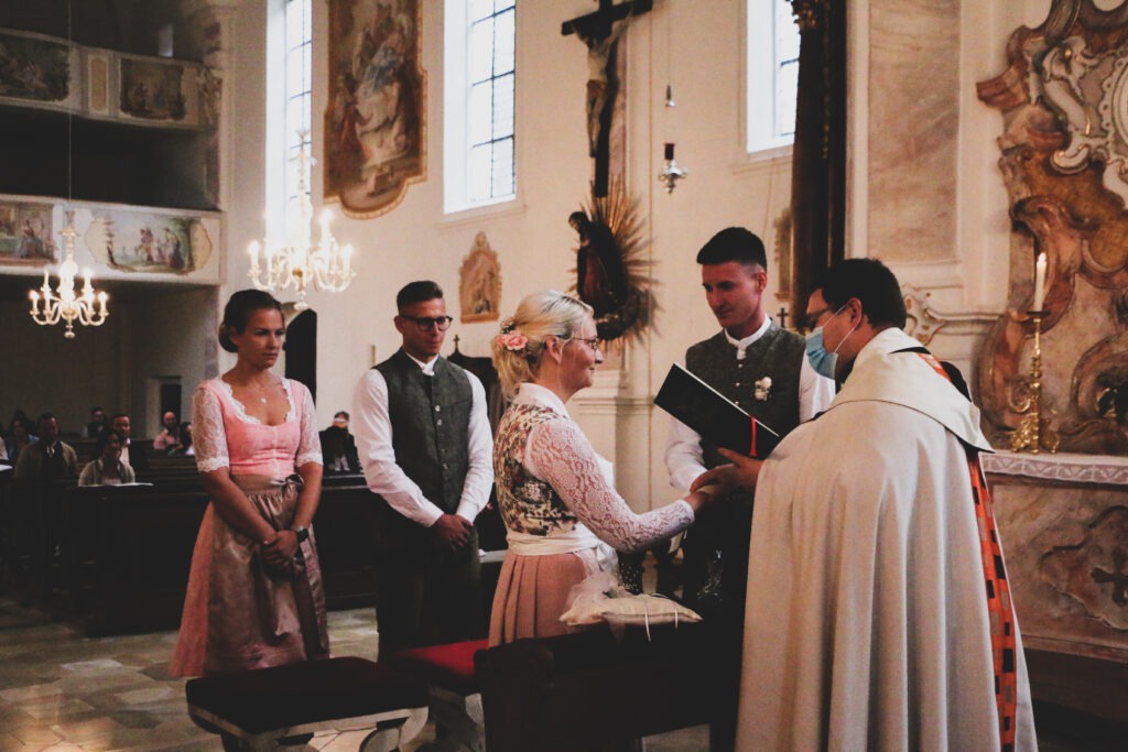Hochzeitsreportage - Brautpaar - Kirche Jettingen - Eventlocation Edenhausen