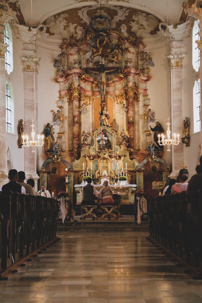 Hochzeitsreportage - Brautpaar - Kirche Jettingen - Eventlocation Edenhausen