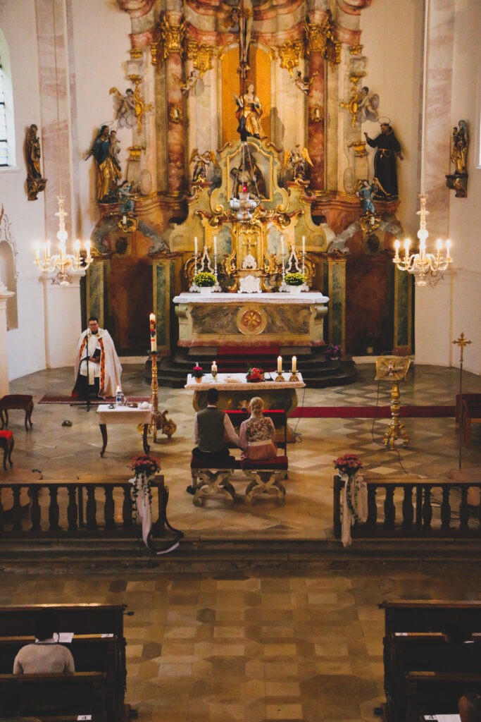 Hochzeitsreportage - Brautpaar - Kirche Jettingen - Eventlocation Edenhausen