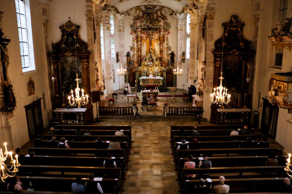 Hochzeitsreportage - Brautpaar - Kirche Jettingen - Eventlocation Edenhausen