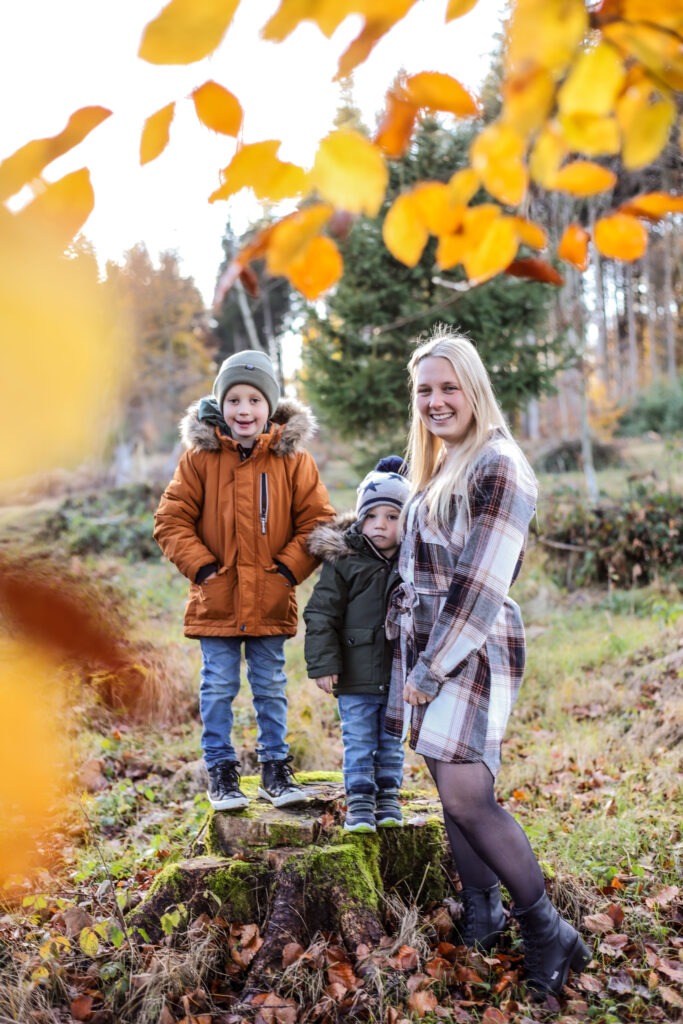 Familienreportage - Kinder & Mutter im Wald