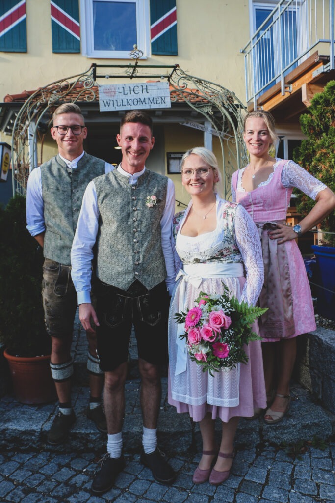 Hochzeitsreportage - Brautpaar - Kirche Jettingen - Eventlocation Edenhausen