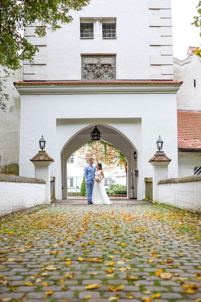 Standesamtliche Hochzeitsreportage - Brautpaar, Gäste, Standesamt, Schlossgarten, Schloss Neuburg a.d. Kammel