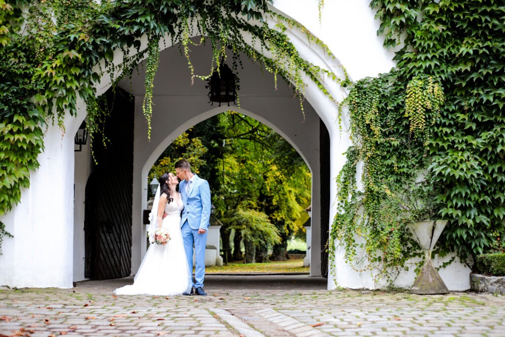 Standesamtliche Hochzeitsreportage - Brautpaar, Gäste, Standesamt, Schlossgarten, Schloss Neuburg a.d. Kammel