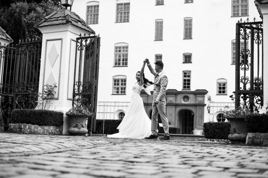Standesamtliche Hochzeitsreportage - Brautpaar, Gäste, Standesamt, Schlossgarten, Schloss Neuburg a.d. Kammel