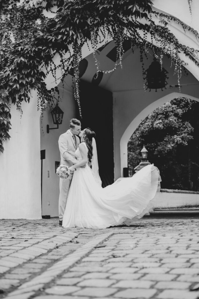 Standesamtliche Hochzeitsreportage - Brautpaar, Gäste, Standesamt, Schlossgarten, Schloss Neuburg a.d. Kammel