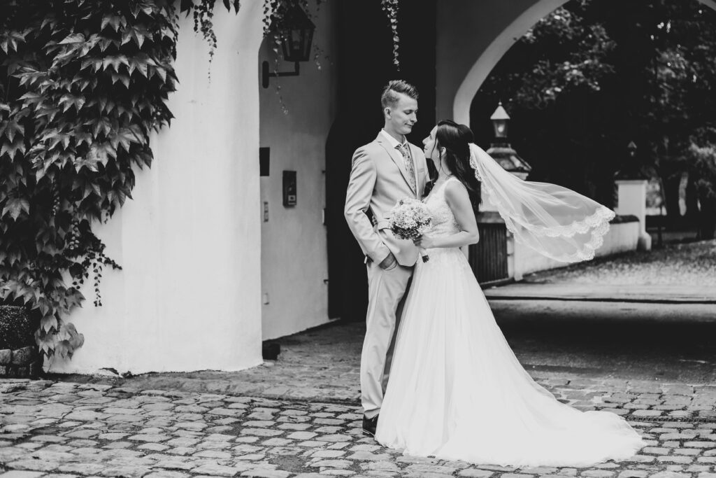 Standesamtliche Hochzeitsreportage - Brautpaar, Gäste, Standesamt, Schlossgarten, Schloss Neuburg a.d. Kammel