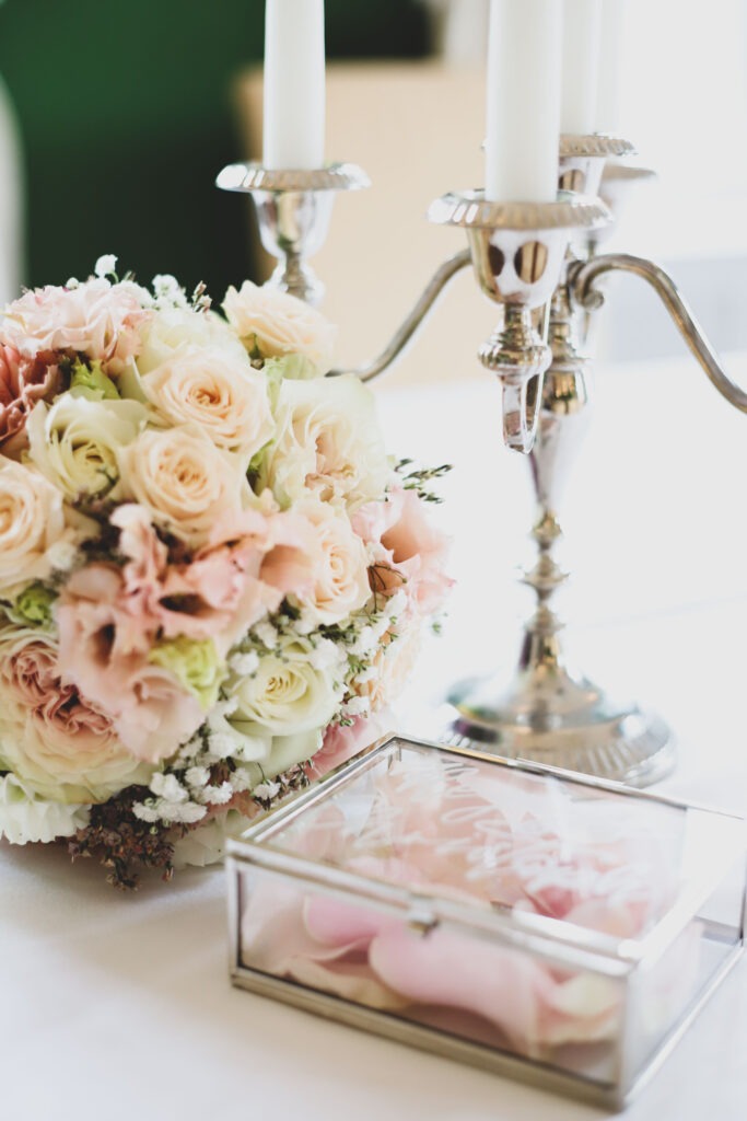 Standesamtliche Hochzeitsreportage - Brautpaar, Gäste, Standesamt, Schlossgarten, Schloss Neuburg a.d. Kammel