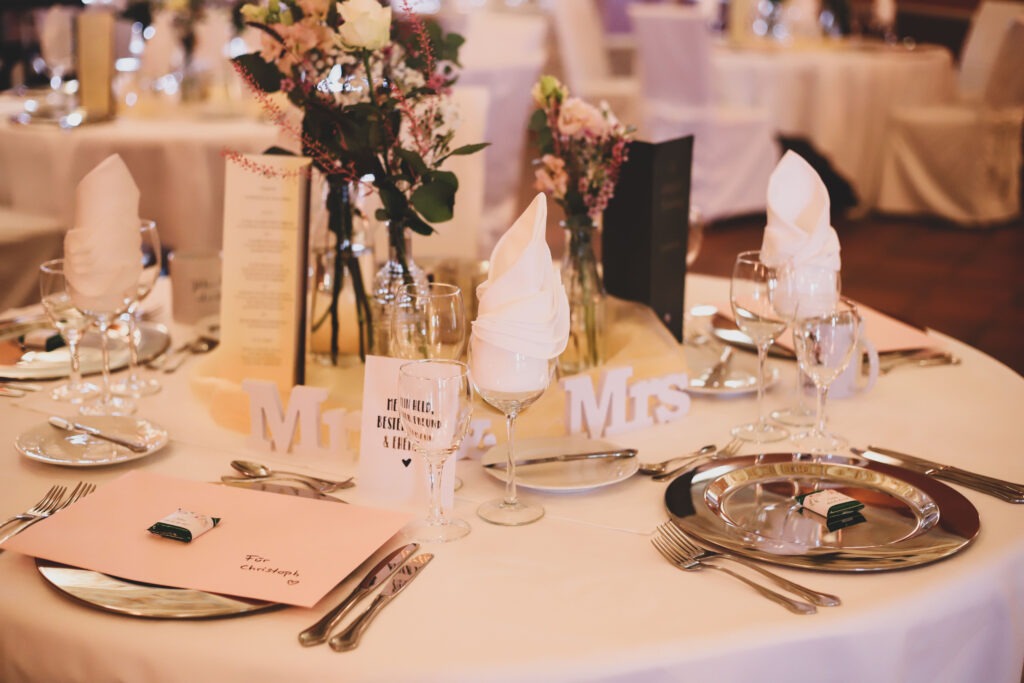 Standesamtliche Hochzeitsreportage - Brautpaar, Gäste, Standesamt, Schlossgarten, Schloss Neuburg a.d. Kammel