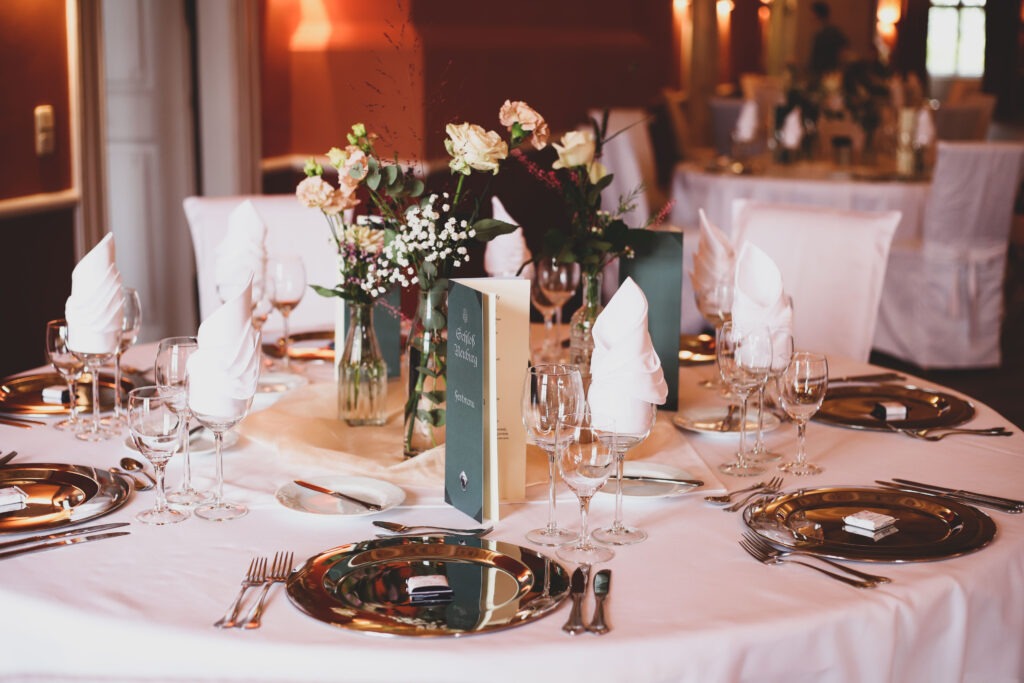 Standesamtliche Hochzeitsreportage - Brautpaar, Gäste, Standesamt, Schlossgarten, Schloss Neuburg a.d. Kammel