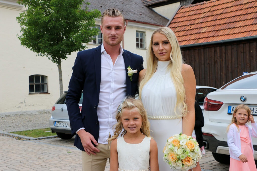 Hochzeitsreportage - Brautpaar Gäste im Kloster Holzen
