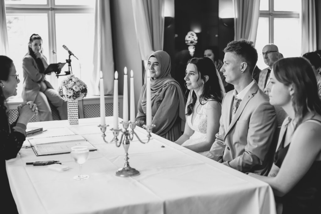 Standesamtliche Hochzeitsreportage - Brautpaar, Gäste, Standesamt, Schlossgarten, Schloss Neuburg a.d. Kammel