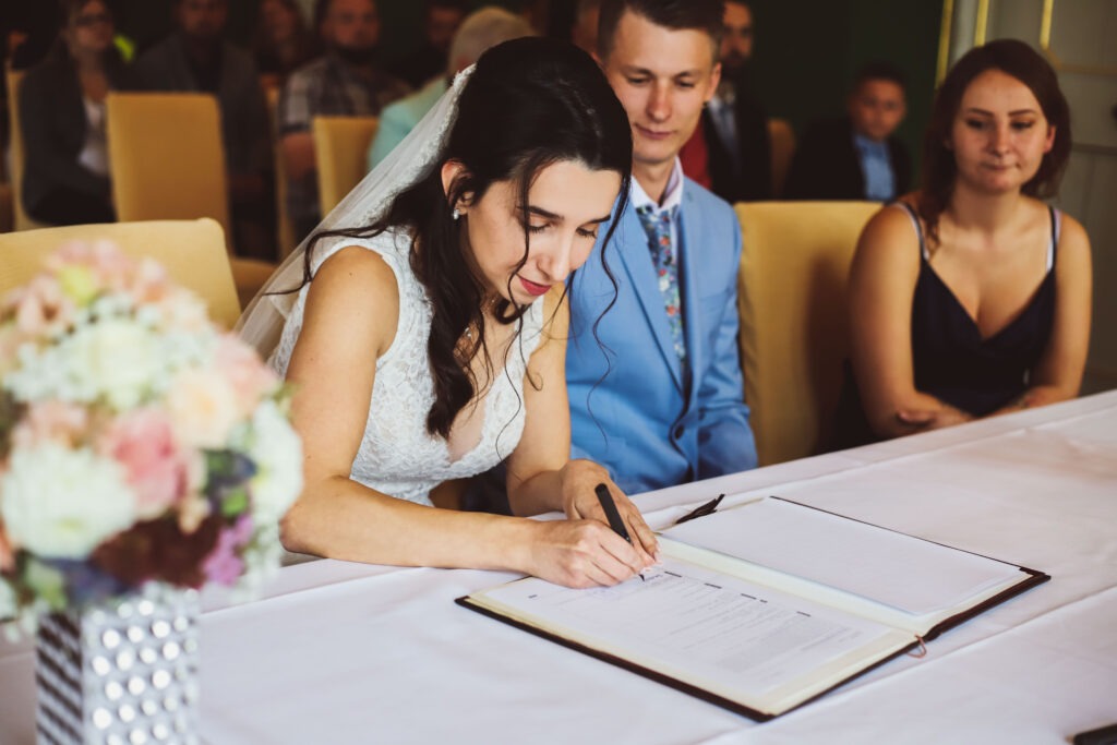 Standesamtliche Hochzeitsreportage - Brautpaar, Gäste, Standesamt, Schlossgarten, Schloss Neuburg a.d. Kammel