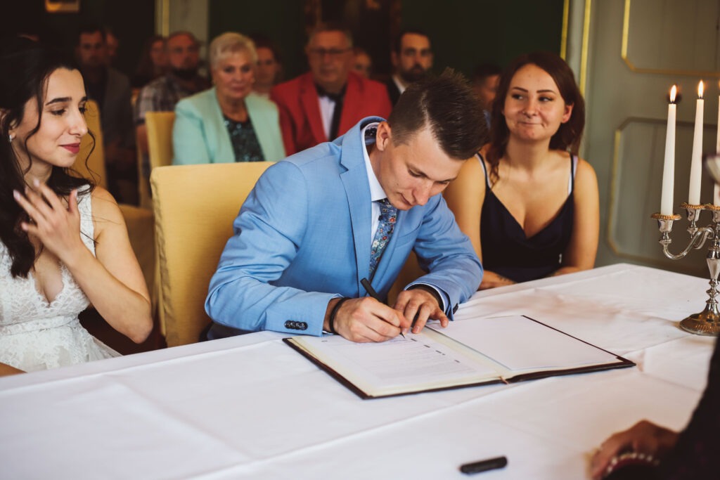 Standesamtliche Hochzeitsreportage - Brautpaar, Gäste, Standesamt, Schlossgarten, Schloss Neuburg a.d. Kammel