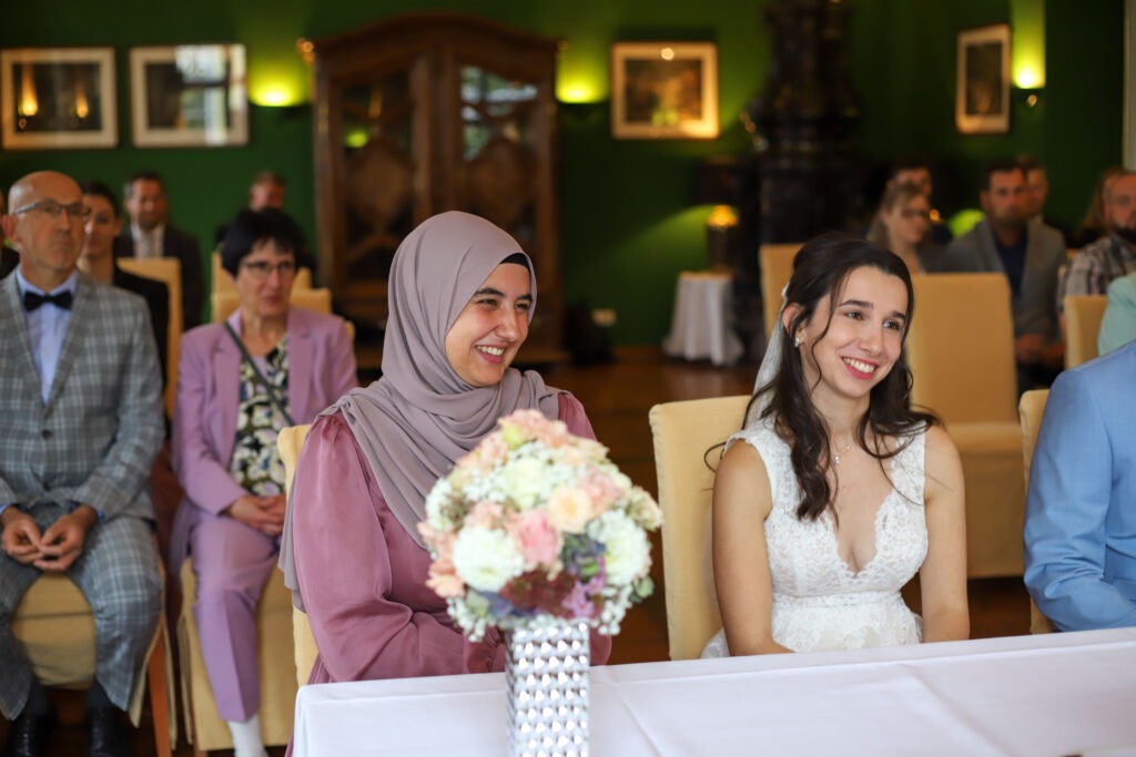 Standesamtliche Hochzeitsreportage - Brautpaar, Gäste, Standesamt, Schlossgarten, Schloss Neuburg a.d. Kammel