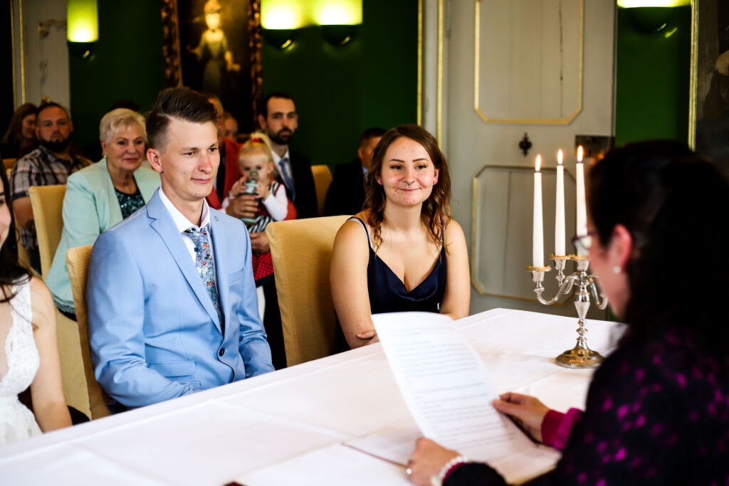 Standesamtliche Hochzeitsreportage - Brautpaar, Gäste, Standesamt, Schlossgarten, Schloss Neuburg a.d. Kammel