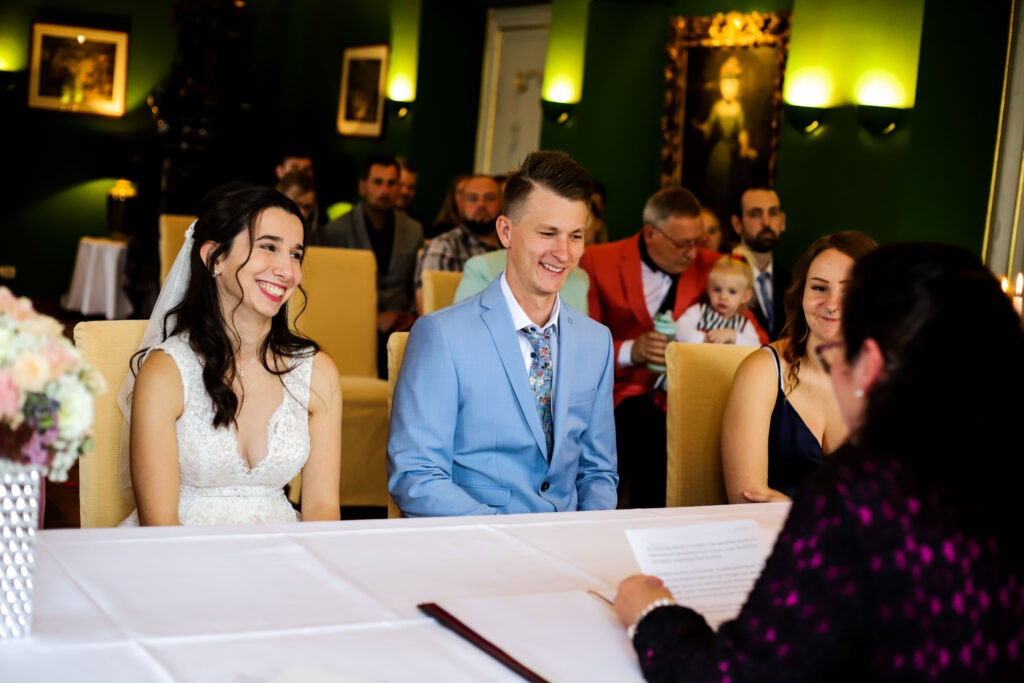 Standesamtliche Hochzeitsreportage - Brautpaar, Gäste, Standesamt, Schlossgarten, Schloss Neuburg a.d. Kammel