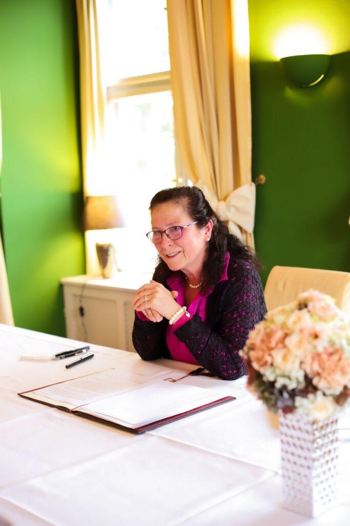 Standesamtliche Hochzeitsreportage - Brautpaar, Gäste, Standesamt, Schlossgarten, Schloss Neuburg a.d. Kammel