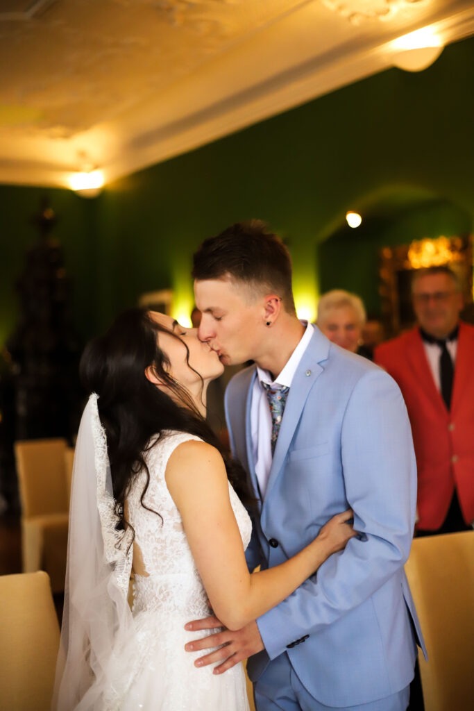 Standesamtliche Hochzeitsreportage - Brautpaar, Gäste, Standesamt, Schlossgarten, Schloss Neuburg a.d. Kammel