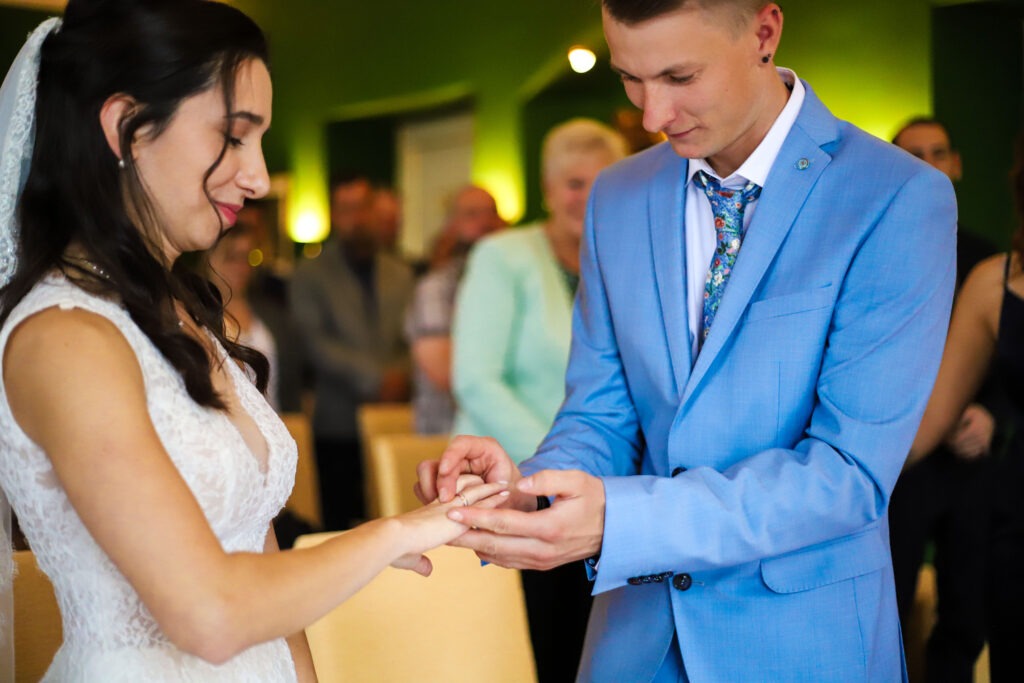 Standesamtliche Hochzeitsreportage - Brautpaar, Gäste, Standesamt, Schlossgarten, Schloss Neuburg a.d. Kammel