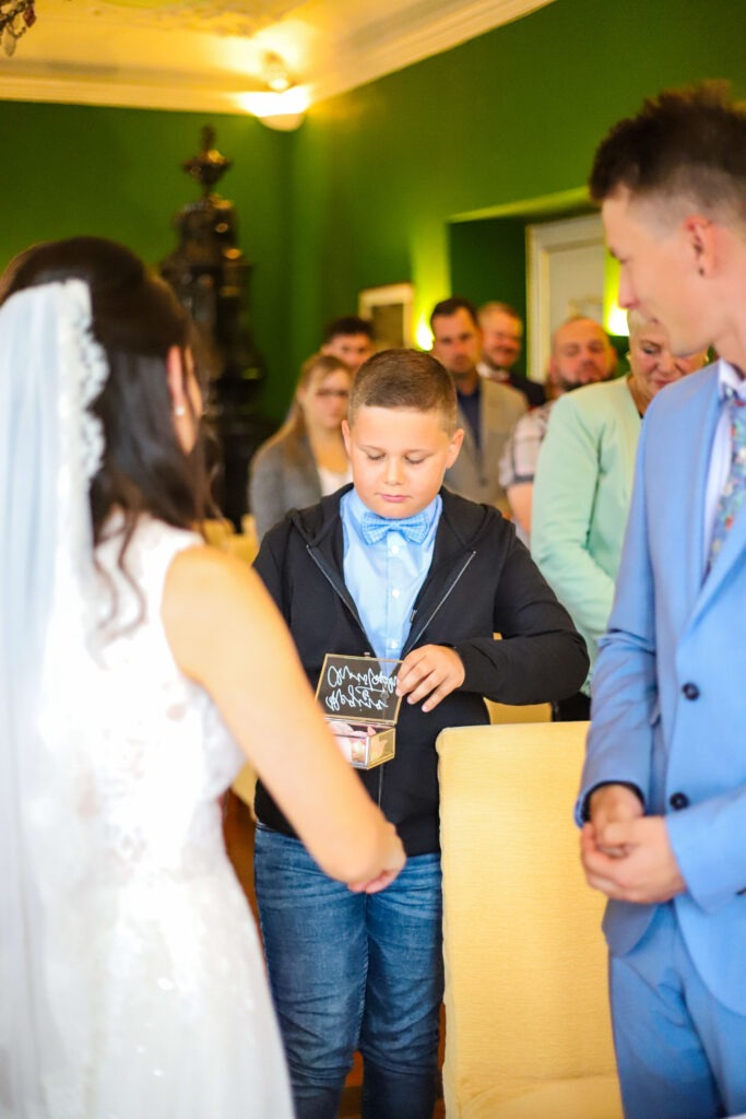 Standesamtliche Hochzeitsreportage - Brautpaar, Gäste, Standesamt, Schlossgarten, Schloss Neuburg a.d. Kammel