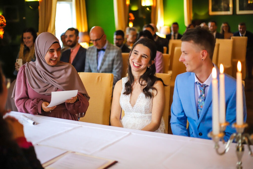 Standesamtliche Hochzeitsreportage - Brautpaar, Gäste, Standesamt, Schlossgarten, Schloss Neuburg a.d. Kammel