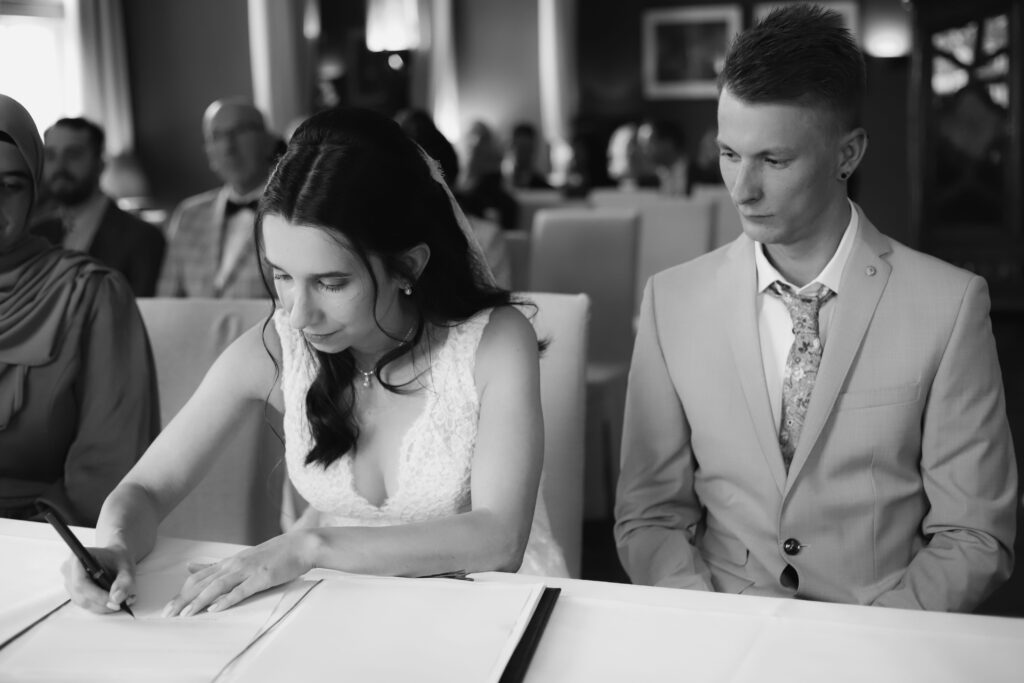 Standesamtliche Hochzeitsreportage - Brautpaar, Gäste, Standesamt, Schlossgarten, Schloss Neuburg a.d. Kammel