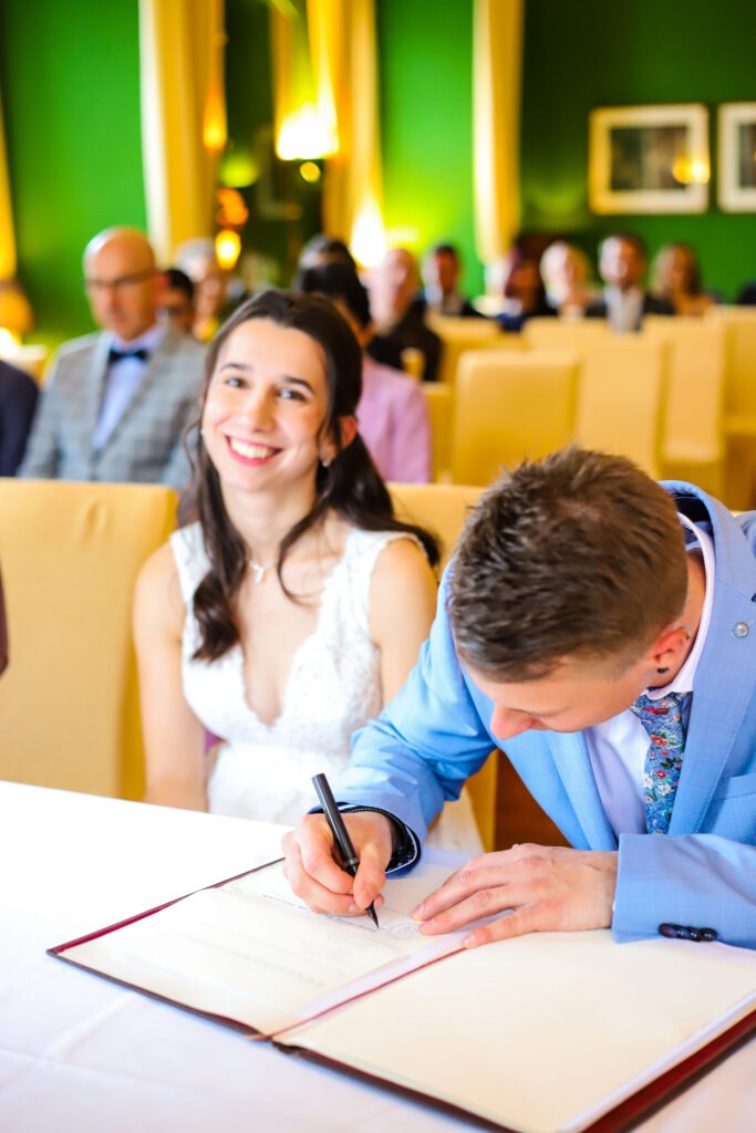 Standesamtliche Hochzeitsreportage - Brautpaar, Gäste, Standesamt, Schlossgarten, Schloss Neuburg a.d. Kammel