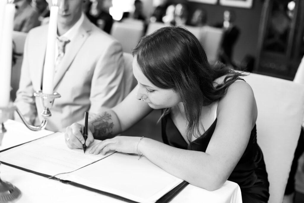 Standesamtliche Hochzeitsreportage - Brautpaar, Gäste, Standesamt, Schlossgarten, Schloss Neuburg a.d. Kammel