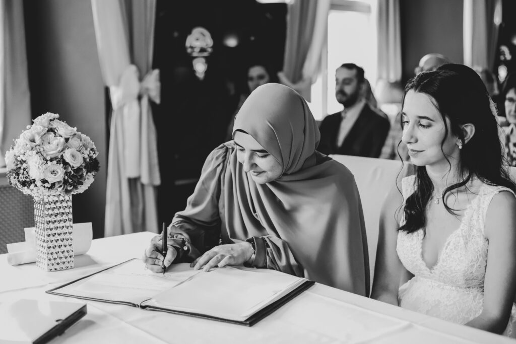 Standesamtliche Hochzeitsreportage - Brautpaar, Gäste, Standesamt, Schlossgarten, Schloss Neuburg a.d. Kammel